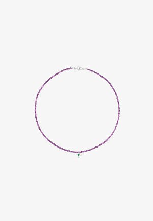 Collar de cuentas moradas con pequeña piedra verde como acento y herrajes de plata, diseñado en una forma circular sencilla con cierre de gancho.
