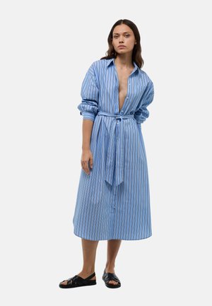 Robe chemise rayée bleu clair avec col, ceinture à la taille, boutonnière sur le devant et manches longues. Elle présente une coupe décontractée et une longueur midi.