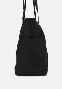 Sac en nylon noir avec une forme légèrement arrondie, deux anses supérieures et une poche avant. Texture lisse sans matériel ou motifs visibles.