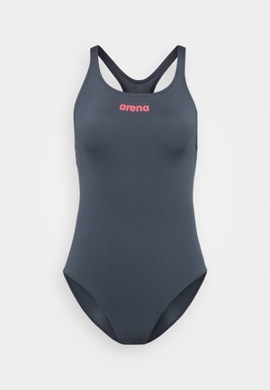 Costume da bagno intero blu navy con design a schiena scoperta. Presenta un grande logo "arena" rosa sul davanti. Tessuto liscio e elasticizzato.