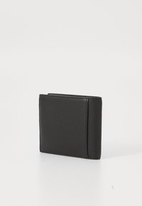 Zwarte leren portefeuille met een gestructureerde afwerking, bi-fold ontwerp, compact formaat en minimale stiksels. Geschikt voor kaarten en contant geld.