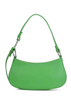 Mała zielona skórzana torebka na ramię o zaokrąglonym kształcie, z srebrnymi metalowymi pierścieniami i regulowanym paskiem na białym tle.