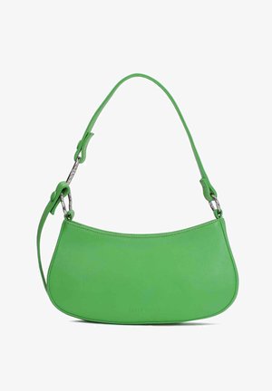Lille grøn skuldertaske i læder med buet form, sølvfarvede metalkringer og justerbar rem på hvid baggrund.
