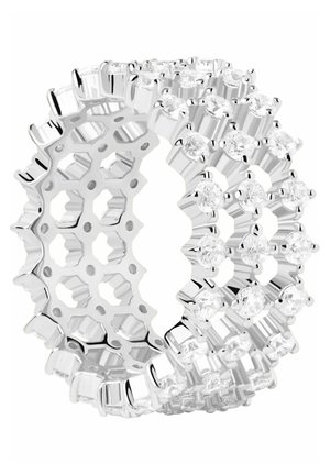 Sølvring med bånd i bikagemønster, dekoreret med to rækker af runde, klare ædelsten rundt om hele omkredsen.