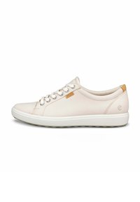 Baskets en cuir blanc avec bout rond, fermées par des lacets, finition discrète, et semelle blanche texturée. Accent marron au talon. Design simple.