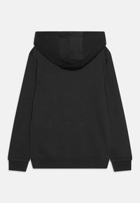 Felpa nera con tasca a canguro, polsini e orlo a costine. Realizzata in tessuto morbido, presenta un cappuccio con cordino e una texture liscia.