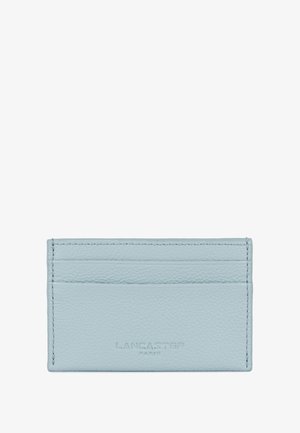 Portacarte in pelle azzurro chiaro con texture liscia, caratterizzato da quattro fessure per carte e nome del marchio impresso, Lancaster Paris, sul davanti.