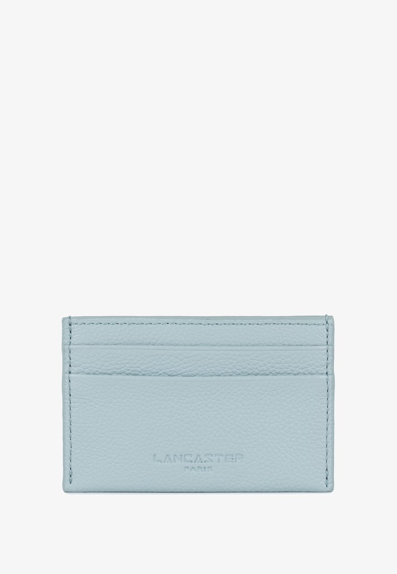 Porte-cartes en cuir bleu clair avec une texture lisse, comportant quatre fentes pour cartes et le nom de la marque, Lancaster Paris, embossé à l'avant.