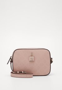 Obdélníková růžová crossbody kabelka s embosovaným monogramem, zlatým visacím zámkem na přední straně a nastavitelným popruhem položeným vpředu.