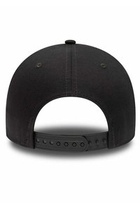 Schwarze Mütze mit flacher Krempe, strukturiertem Material, verstellbarem Plastikverschluss und Belüftungslöchern auf der Rückseite.