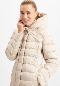 Beige Daunenjacke mit hohem Kragen, Kapuze und Knopfverschluss. Verfügt über eine gesteppte Textur und elastische Bündchen. Leichtes Isolierungsdesign.