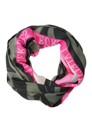 Cirkulært tørklæde med grøn og sort camouflage mønster og lyserød kant med hvid delvis tekst.