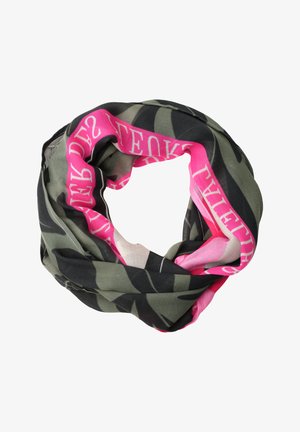 Écharpe circulaire avec motif camouflage vert et noir et bordure rose vif avec texte blanc partiel.