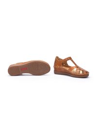 Sandali in pelle marrone con design a T, punta aperta, dettagli intrecciati e suola in gomma marrone texturizzata con un motivo geometrico.