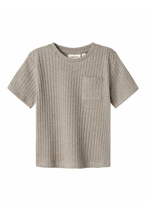 Helles graues T-Shirt mit kurzen Ärmeln und geripptem Textur, ausgestattet mit einer Brusttasche und kleinen Farbmusterungen im Gewebe.