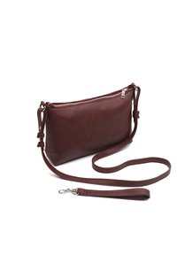 Bordo kožni crossbody ranac s zatvaranjem na zip, pravokutnog oblika, podesivim remenom i detaljima od srebrne boje.
