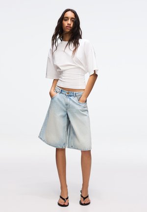 Bershka BAGGY  - BERMUDA JORTS   - Farmer rövidnadrágok - light blue