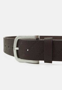 Cinturón de cuero marrón con un acabadoTexturado, hebilla de metal plateado y marca grabada, presenta varios agujeros perforados para el ajuste.