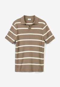 Brun ribbad polo-shirt med vita horisontella ränder, med kort krage och v-ringning. Mjuk textur, avslappnad passform.