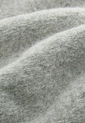 Culoare gri deschis, țesătură texturată cu un aspect moale și pufoș, având fibre ridicate și o cădere ondulată. Fără modele sau accente distincte.