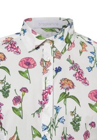 Koszulka z kwiecistym wzorem, zapinana na guziki, w białej bawełnie z wielokolorowymi motywami kwiatowymi, w tym różowymi, niebieskimi i zielonymi akcentami, oraz klasycznym krojem kołnierzyka.