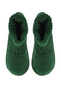 Groene wollen pantoffels met een gebreide boord, afgeronde vorm, gestructureerd oppervlak en zichtbare stiksels rondom de zool. Zacht en knus design.