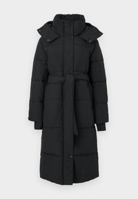 Fekete steppelt kabát magas gallérral, patentgombokkal, hosszú ujjakkal és a deréknál megkötött övvel. Sima textúra és középhosszú fazon.