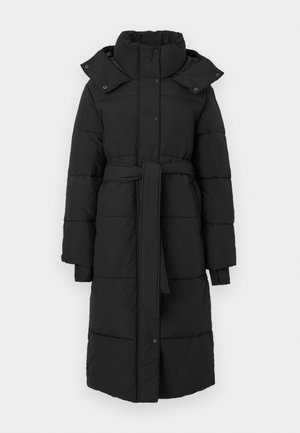 Μαύρο μπουφάν τύπου puffer με ψηλό γιακά, κουμπιά με σούστα, μακριά μανίκια και ζώνη δεμένη στη μέση. Λεία υφή και μέσο μήκος.