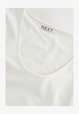 Weißes Oberteil mit Rundhalsausschnitt aus weichem Stoff. Es hat eine glatte Textur und einen Ausschnitt mit sanften Kurven. Branding in Schwarz am Ausschnitt.