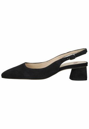 Zwarte suède slingback pump met een puntige neus, lage blokhak en enkelbandje met een ronde gespsluiting. Glad interieur.