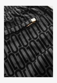 Sélectionné, black flock