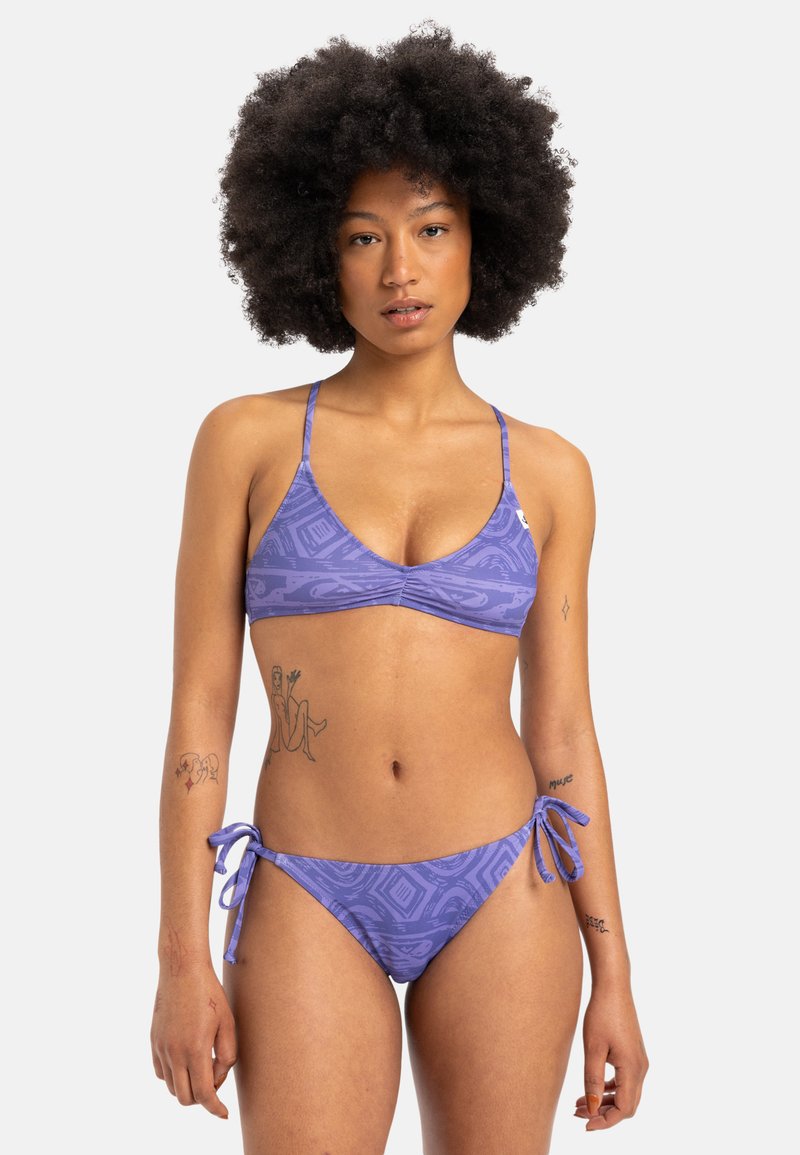 Lila Bikini-Set mit einem dreieckigen Oberteil mit dünnen Trägern und einem gemusterten Design, ergänzt durch einen passenden, niedrig sitzenden Unterteil mit Bindebändern.