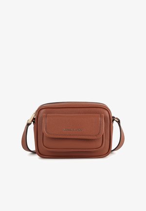 Brun lærcrossbody-veske med en teksturert finish, som har to frontlommer, glidelås-stenging og en justerbar stropp.