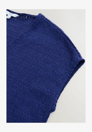 Top blu navy con texture, scollo a giro e maniche corte. Realizzato in un tessuto leggero con un motivo increspato.