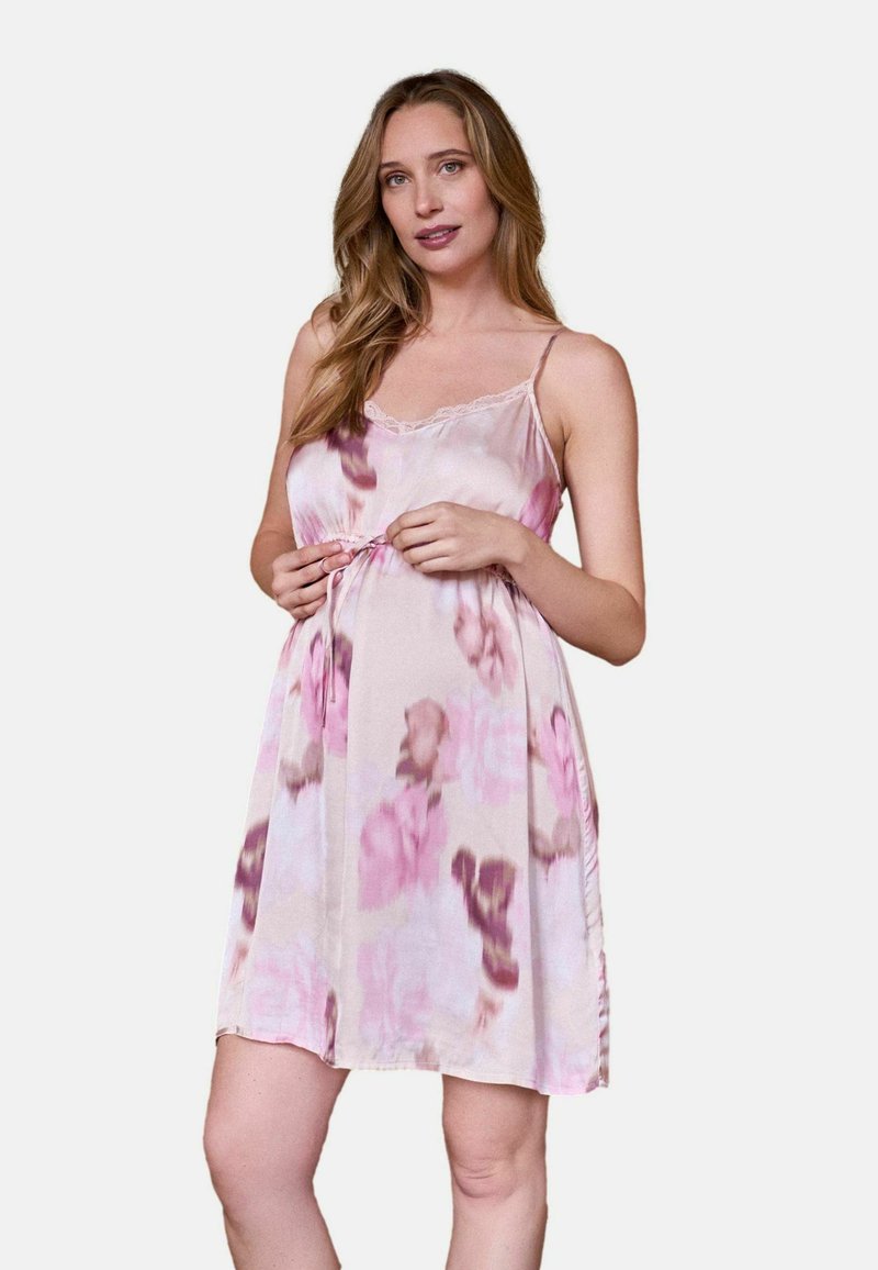 Nachthemd mit Blumenmuster in sanftem Rosa, verziert mit Spitzenbesatz und verstellbaren Trägern; leichtes Material fällt sanft bis zur Kniehöhe.