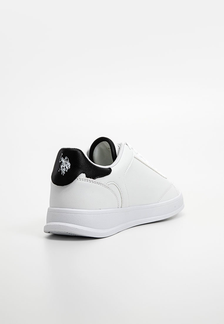Sneaker in pelle bianca con tallone nero, caratterizzata da una superficie liscia, forma rotonda e un piccolo logo sul tallone. Sistema di allacciatura semplice.