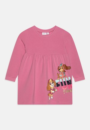Robe rose à manches longues pour tout-petit avec taille froncée, ornée de deux chiens dessinés et du texte « FUN time » en bas à droite.