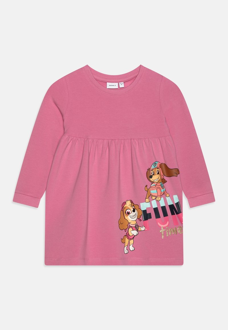 Robe rose à manches longues pour tout-petit avec taille froncée, ornée de deux chiens dessinés et du texte « FUN time » en bas à droite.