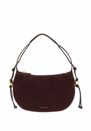 Sac à main en daim marron foncé en forme de croissant avec bandoulière réglable, fermeture éclair dorée et petit logo de marque doré centré à l’avant.