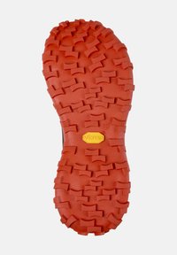 Vibram-sula med djupt mönster och röd gummimaterial. Har en strukturerad yta för grepp och en gul logotyp på hälen.