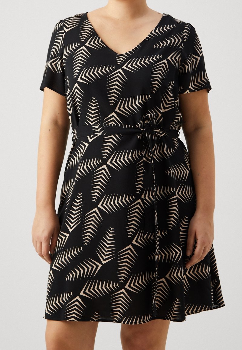 Zwarte jurk met een V-hals en korte mouwen, gekenmerkt door een beige varenpatroon en een gestrikt middel voor een getailleerde look. Gladde stoftextuur.