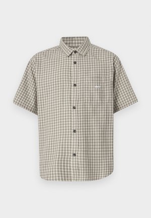 Camicia a maniche corte con bottoni in un motivo a scacchi verde chiaro e beige. Presenta una tasca sul petto con il logo "obey" e bottoni neri.