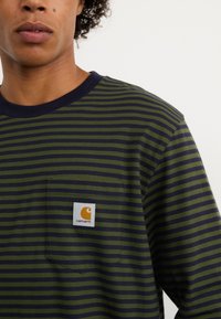 Carhartt WIP VERNER POCKET - Tops ar garām piedurknēm - dark navy/office green