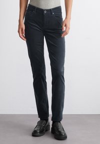 Donker marineblauwe slim-fit broek van een zachte katoenmix, met een klassieke vijfzakkenontwerp en subtiele stikdetails.