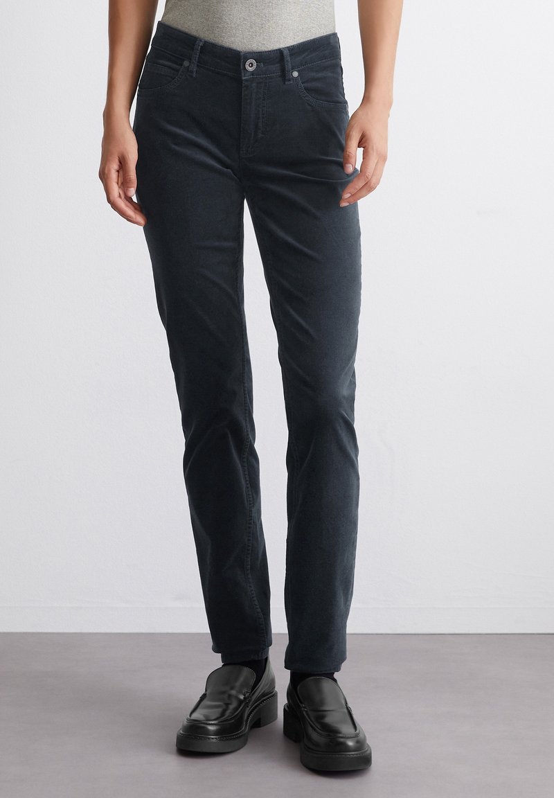 Donker marineblauwe slim-fit broek van een zachte katoenmix, met een klassieke vijfzakkenontwerp en subtiele stikdetails.