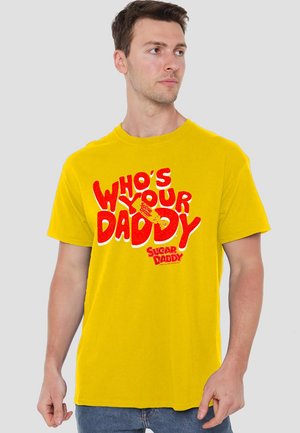 Gelbes Baumwoll-T-Shirt mit rotem Grafiktext "WER IST DEIN PAPA" und "Sugar Daddy", mit rundem Hals und kurzen Ärmeln.