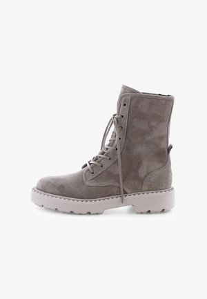 Graue Wildleder-Ankle-Boots mit runder Zehenpartie, glatter Textur und Schnürung an der Vorderseite, mit einer klobigen, gezackten Sohle.