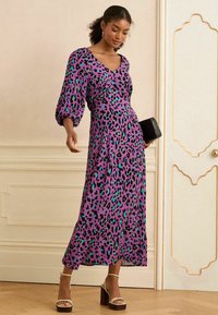 Love & Roses REGULAR FIT - PRINTED V-NECK PUFF SLEEVE MIDI  - Dnevna haljina - purple animal