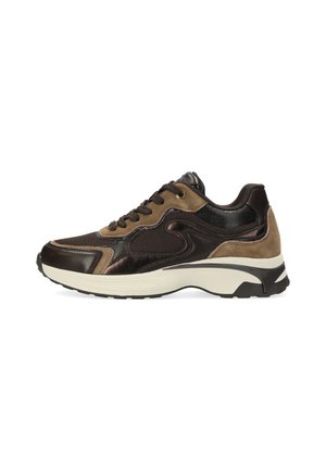 Lage sneaker met bruine leren, suède en mesh panelen, zwarte accenten en dikke witte zool.