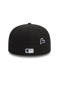 Czarna dopasowana czapka z wyszywanym sercem i logo MLB. Posiada zaokrągloną koronę oraz gładką fakturę. Brak widocznych wzorów lub akcentów.